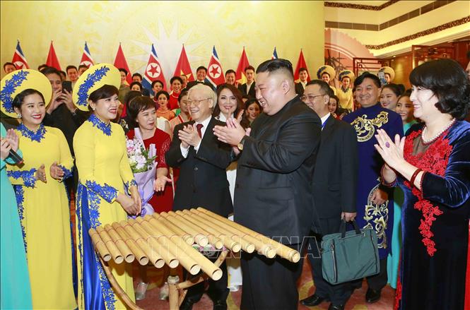 Trong ảnh: Chủ tịch Triều Tiên Kim Jong-un đánh thử nhạc cụ dân tộc Việt Nam. Ảnh: Doãn Tấn - TTXVN