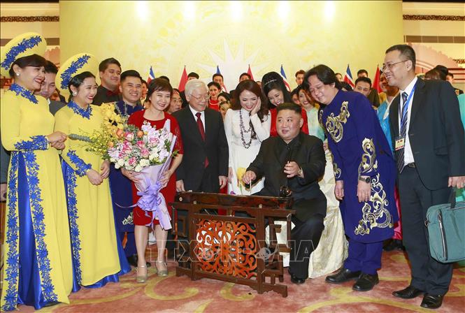 Trong ảnh: Chủ tịch Triều Tiên Kim Jong-un đánh thử đàn bầu Việt Nam. Ảnh: Doãn Tấn - TTXVN