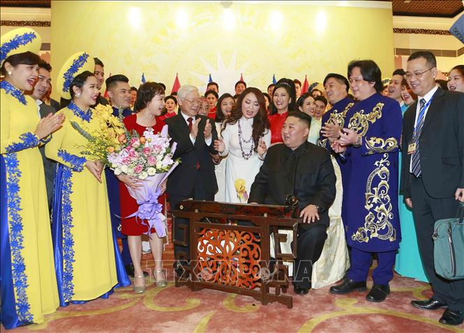 Trong ảnh: Không khí vui vẻ tại buổi tiệc khi Chủ tịch Triều Tiên Kim Jong-un đánh thử đàn bầu Việt Nam. Ảnh: Doãn Tấn - TTXVN