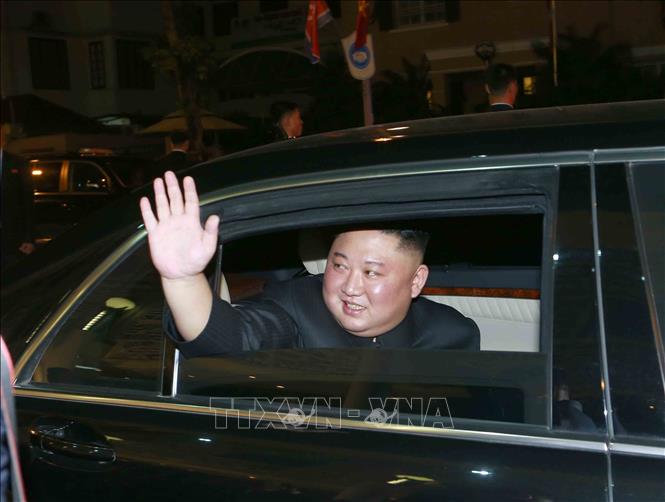 Trong ảnh: Chủ tịch Triều Tiên Kim Jong-un chào tạm biệt các đại biểu Việt Nam để trở lại khách sạn, sau khi kết thúc tiệc chiêu đãi. Ảnh: Doãn Tấn - TTXVN