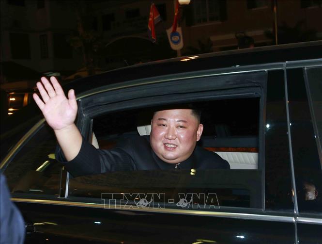 Trong ảnh: Chủ tịch Triều Tiên Kim Jong-un chào tạm biệt các đại biểu Việt Nam để trở lại khách sạn, sau khi kết thúc tiệc chiêu đãi. Ảnh: Doãn Tấn - TTXVN