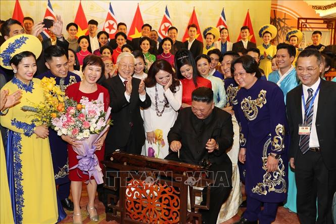 Trong ảnh: Chủ tịch Triều Tiên Kim Jong-un đánh thử nhạc cụ dân tộc Việt Nam. Ảnh: Trí Dũng – TTXVN