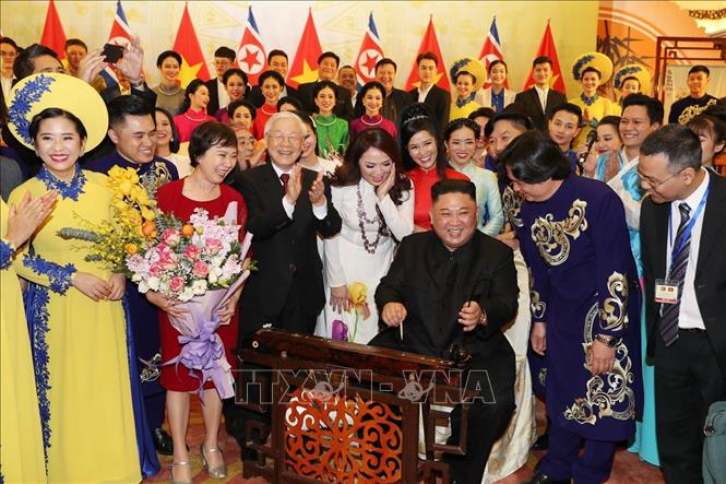 Trong ảnh:Chủ tịch Triều Tiên Kim Jong-un đánh thử nhạc cụ dân tộc Việt Nam. Ảnh: Trí Dũng – TTXVN