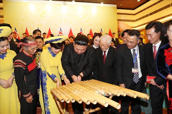 Trong ảnh: Chủ tịch Triều Tiên Kim Jong-un đánh thử nhạc cụ dân tộc Việt Nam. Ảnh: Trí Dũng – TTXVN