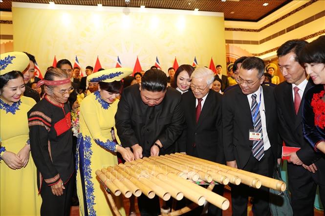 Trong ảnh: Chủ tịch Triều Tiên Kim Jong-un đánh thử nhạc cụ dân tộc Việt Nam. Ảnh: Trí Dũng – TTXVN