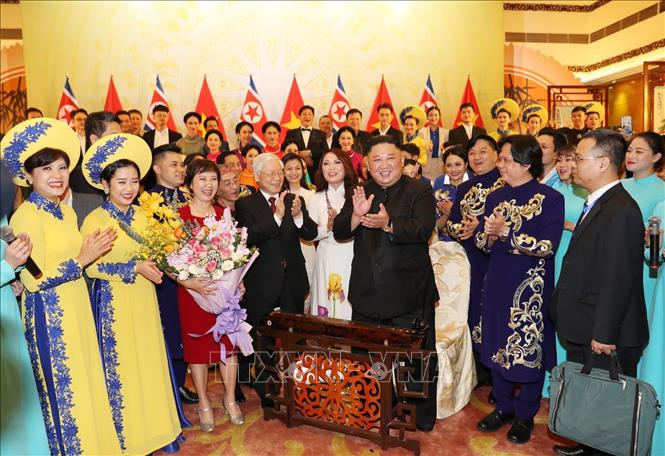 Trong ảnh:Tổng Bí thư, Chủ tịch nước Nguyễn Phú Trọng và Chủ tịch Triều Tiên Kim Jong-un với các nghệ sĩ , diễn viên. Ảnh: Trí Dũng – TTXVN