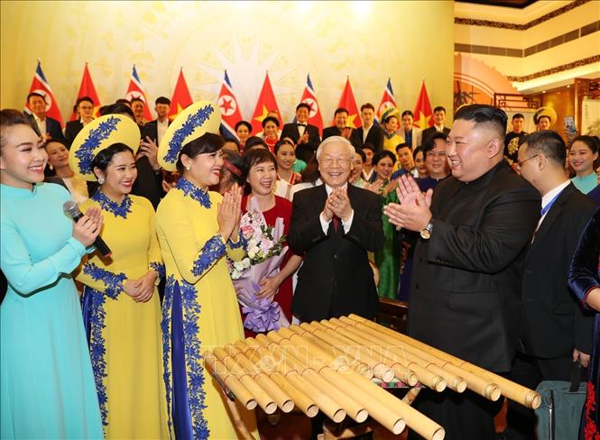 Trong ảnh:Tổng Bí thư, Chủ tịch nước Nguyễn Phú Trọng và Chủ tịch Triều Tiên Kim Jong-un với các nghệ sĩ , diễn viên. Ảnh: Trí Dũng – TTXVN