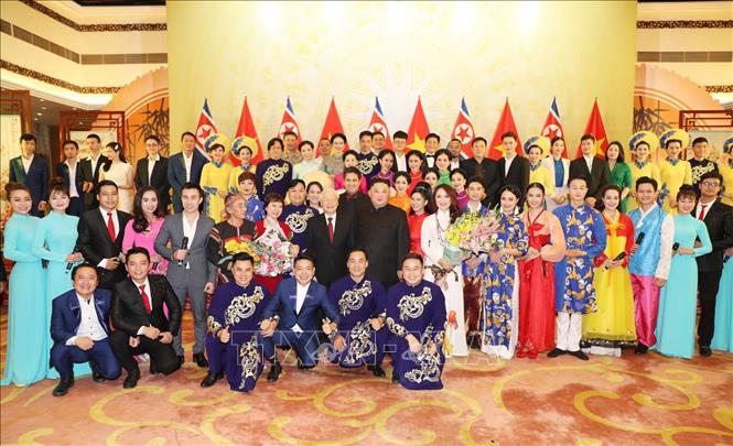 Trong ảnh:Tổng Bí thư, Chủ tịch nước Nguyễn Phú Trọng và Chủ tịch Triều Tiên Kim Jong-un với các nghệ sĩ , diễn viên. Ảnh: Trí Dũng – TTXVN