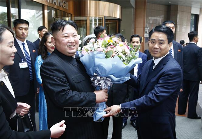 Photo: Chairman of the Hanoi People's Committee Nguyen Duc Chung sees off DPRK Chairman Kim Jong-un at the Melia Hanoi Hotel. VNA Photo
