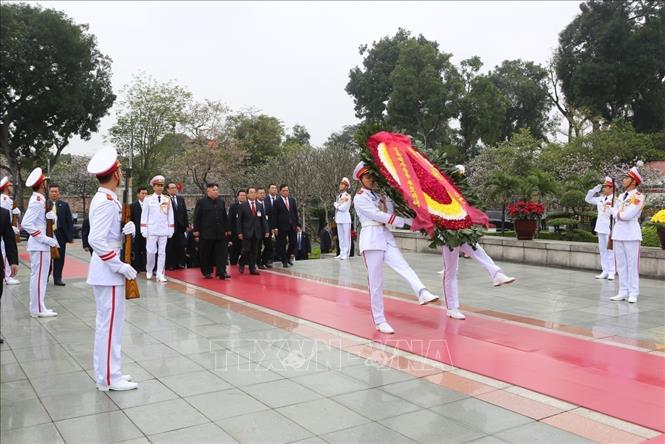 Photo: DPRK Chairman Kim Jong-un pays tribute to late Vietnamese President Ho Chi Minh at his mausoleum and lays a wreath at the Monument to Heroic Martyrs before leaving Hanoi. VNA Photo