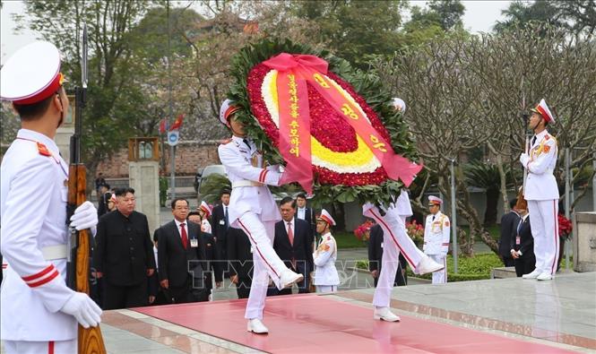 Photo: DPRK Chairman Kim Jong-un pays tribute to late Vietnamese President Ho Chi Minh at his mausoleum and lays a wreath at the Monument to Heroic Martyrs before leaving Hanoi. VNA Photo