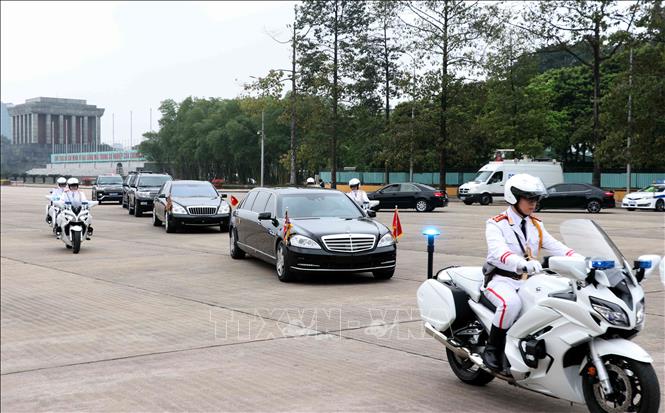 Photo: DPRK Chairman Kim Jong-un leaves the Ba Dinh square after paying tribute to late Vietnamese President Ho Chi Minh at his mausoleum. VNA Photo
