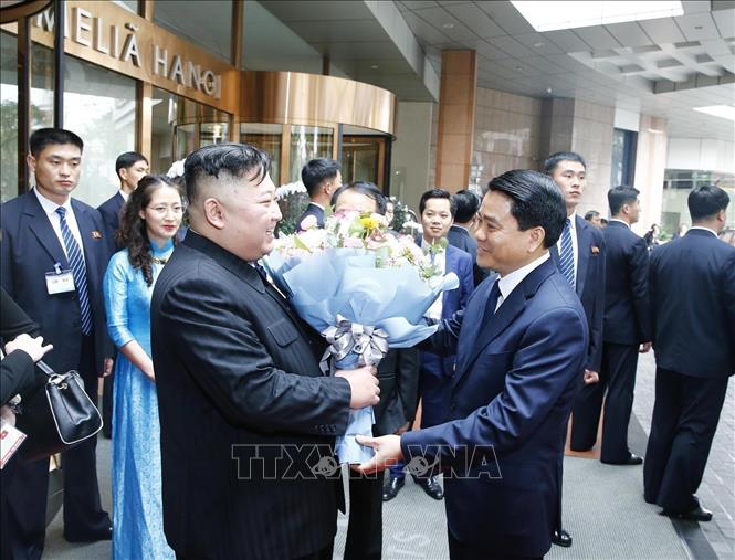 Photo: Chairman of the Hanoi People's Committee Nguyen Duc Chung sees off DPRK Chairman Kim Jong-un at the Melia Hanoi Hotel. VNA Photo