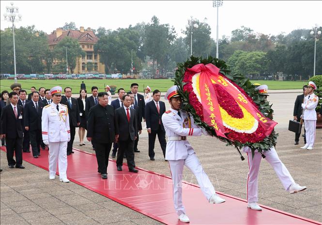 Photo: DPRK Chairman Kim Jong-un and his delelagation pay tribute to President Ho Chi Minh at his mausoleum before leaving Hanoi. VNA Photo: Văn Điệp 