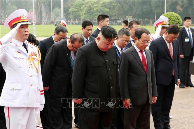 Photo: DPRK Chairman Kim Jong-un and his delegation pay tribute to President Ho Chi Minh at his mausoleum before leaving Hanoi. VNA Photo: Văn Điệp 