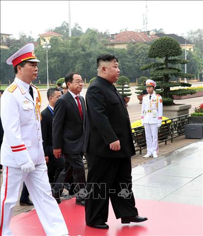 Photo: DPRK Chairman Kim Jong-un and his delegation pay tribute to President Ho Chi Minh at his mausoleum before leaving Hanoi. VNA Photo: Văn Điệp 