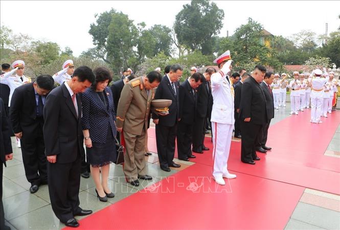 Photo: DPRK Chairman Kim Jong-un and his delegation lay a wreath at the Monument to Heroic Martyrs before leaving Hanoi. VNA Photo: Thành Đạt