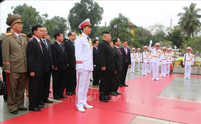 Photo: DPRK Chairman Kim Jong-un and his delegation lay a wreath at the Monument to Heroic Martyrs before leaving Hanoi. VNA Photo: Thành Đạt