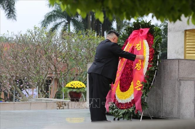 Photo: DPRK Chairman Kim Jong-un lays a wreath at the Monument to Heroic Martyrs before leaving Hanoi. VNA Photo: Thành Đạt