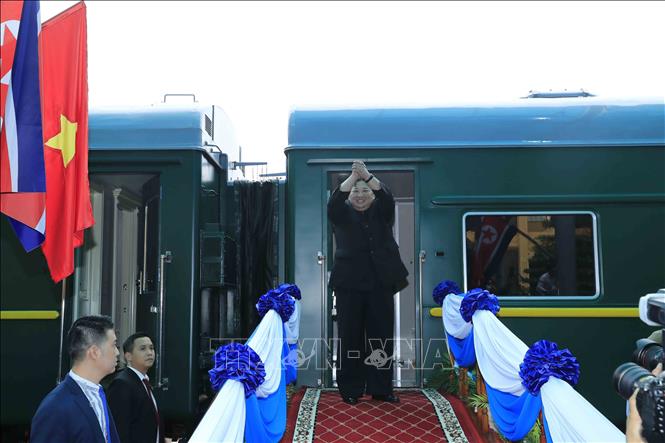 Photo: DPRK Chairman Kim Jong-un bids his farewell to Vietnamese people at Lang Son province's Dong Dang Railway Station. VNA Photo
