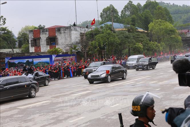 Photo: People stand along streets to see off DPRK Chairman Kim Jong-un. VNA Photo