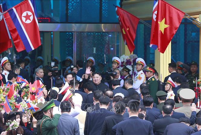 Photo: DPRK Chairman Kim Jong-un bids his farewell to Vietnamese people at Lang Son province's Dong Dang Railway Station. VNA Photo
