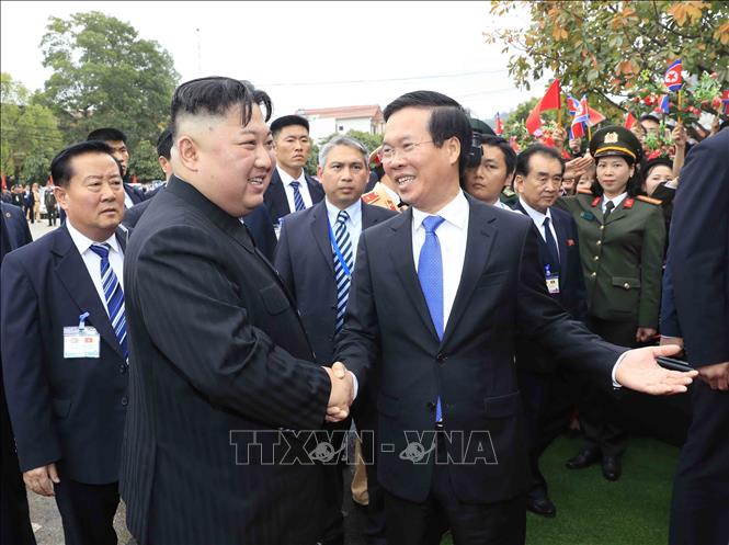 Photo: Politburo member, Secretary of the CPV Central Committee, and head of the CPV Central Committee’s Commission for Information and Education Vo Van Thuong sees off Chairman Kim Jong-un at Dong Dang Railway Station. VNA Photo