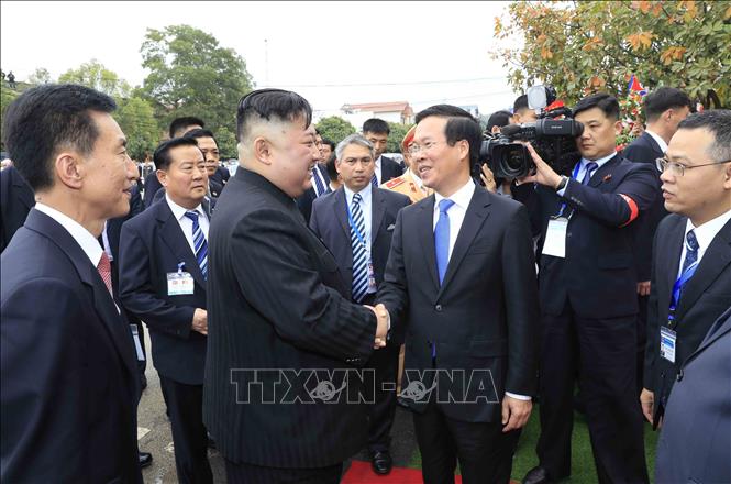 Photo: Politburo member, Secretary of the CPV Central Committee, and head of the CPV Central Committee’s Commission for Information and Education Vo Van Thuong sees off Chairman Kim Jong-un at the Dong Dang Railway Station. VNA Photo