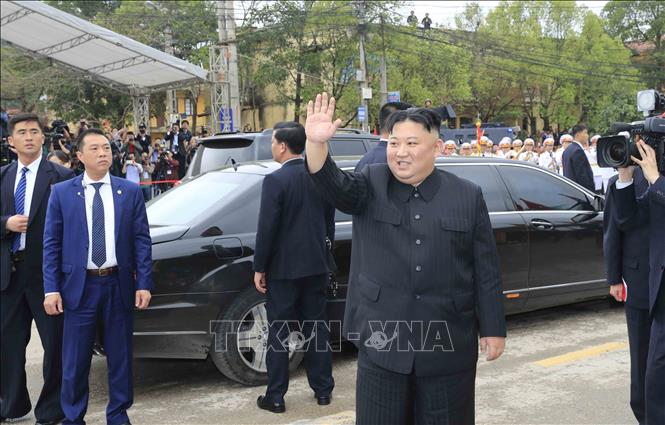 Photo: DPRK Chairman Kim Jong-un bids his farewell to Vietnam at the Dong Dang Railway Station. VNA Photo