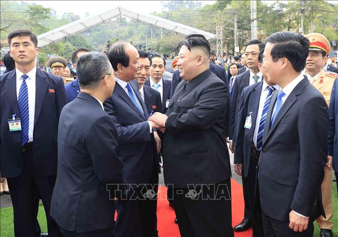 Photo: Vietnamese official see off DPRK Chairman Kim Jong-un at the Dong Dang Railway Station. VNA Photo