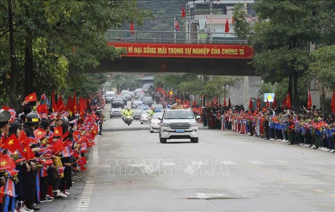 Photo: People stand along streets to see off DPRK Chairman Kim Jong-un. VNA Photo