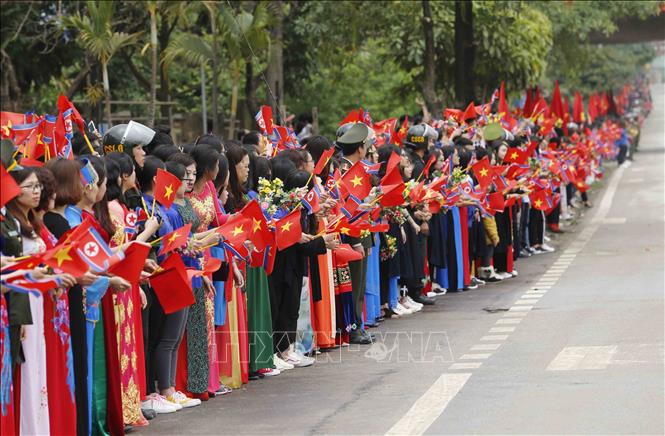 Photo: People stand along streets to see off DPRK Chairman Kim Jong-un. VNA Photo