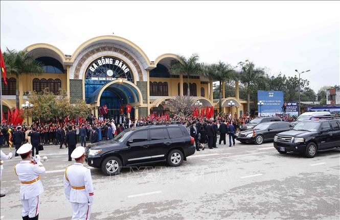 Photo: People see off DPRK Chairman Kim Jong-un at the Dong Dang Railway Station. VNA Photo