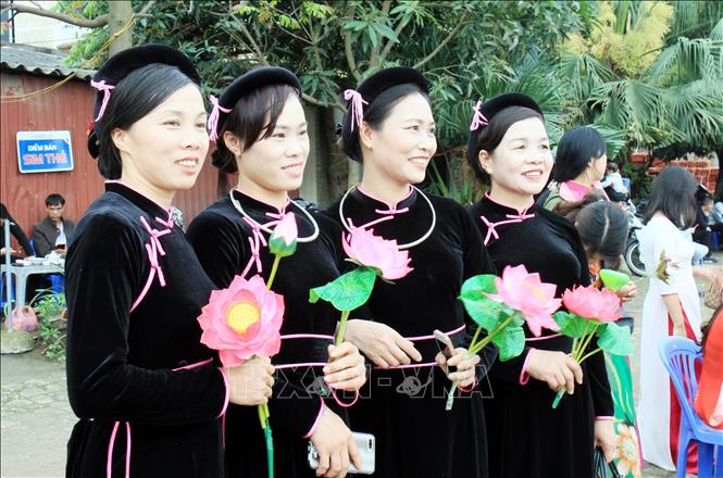 Photo: Tay ethnic people in their traditional dresses wait to see off DPRK Chairman Kim Jong-un. VNA Photo