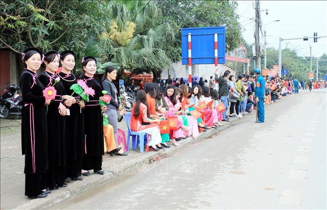 Photo: Thousands people wait along streets to see off DPRK Chairman Kim Jong-un. VNA Photo