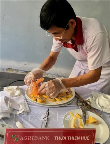 Trong ảnh: Các đội thi tài nấu ăn ngon, trang trí đẹp. Ảnh: Quốc Việt - TTXVN