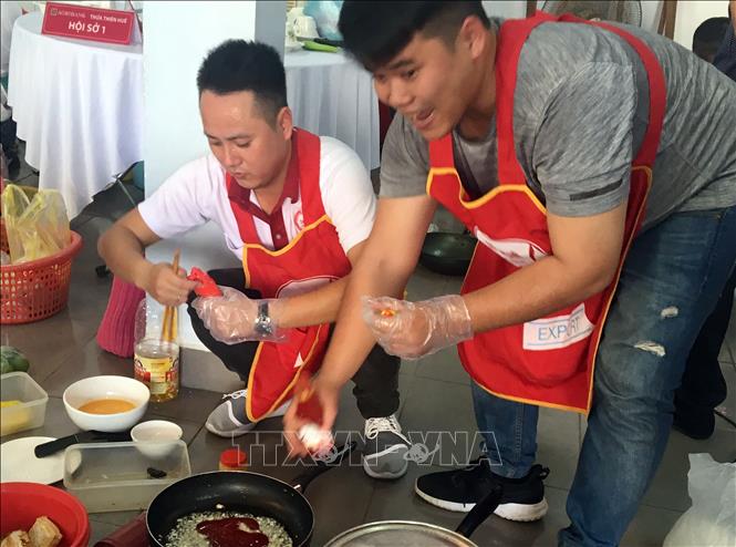 Trong ảnh: Các đội thi tài nấu ăn ngon, trang trí đẹp. Ảnh: Quốc Việt - TTXVN