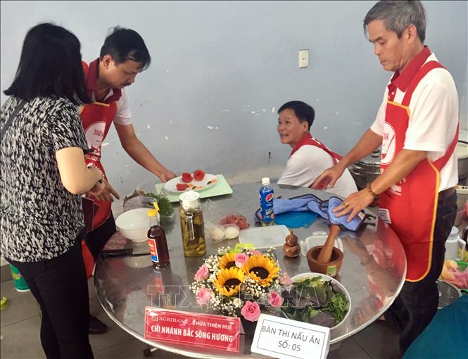 Trong ảnh: Các đội thi tài nấu ăn ngon, trang trí đẹp. Ảnh: Quốc Việt - TTXVN