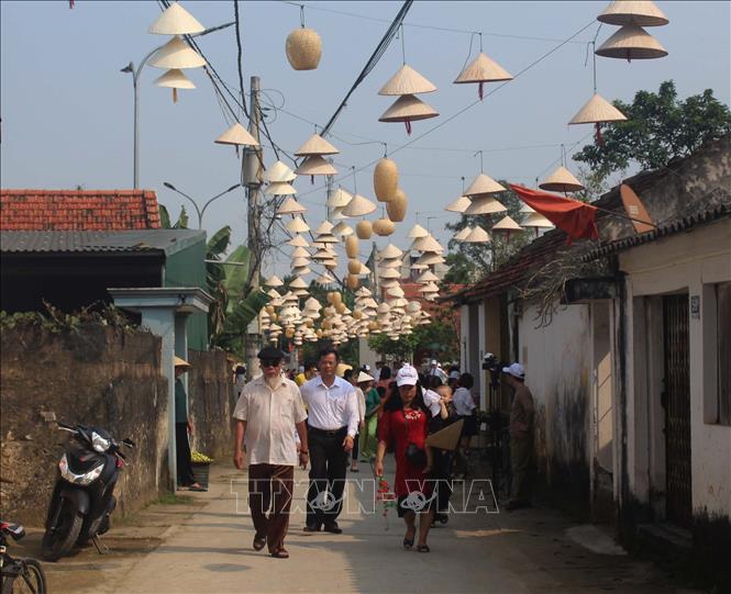 Trong ảnh: Du khách thamquan làng cổ Đông Sơn. Ảnh: Trịnh Duy Hưng - TTXVN

