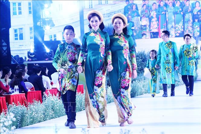 Trong ảnh: Các người mẫu trình diễn áo dài trong đêm khai mạc. Ảnh: Gia Thuận – TTXVN 

