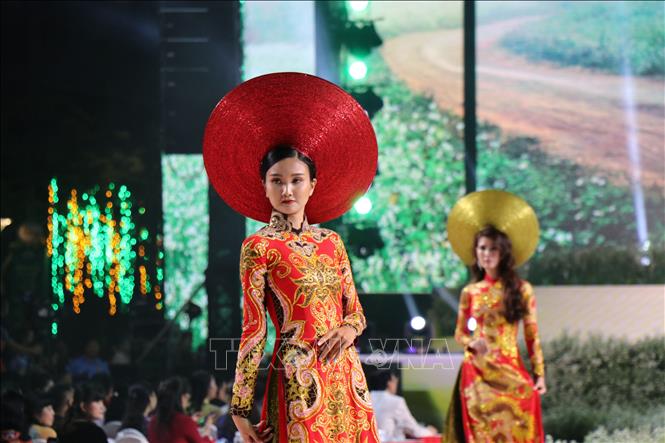 Trong ảnh: Các người mẫu trình diễn áo dài trong đêm khai mạc. Ảnh: Gia Thuận – TTXVN 
