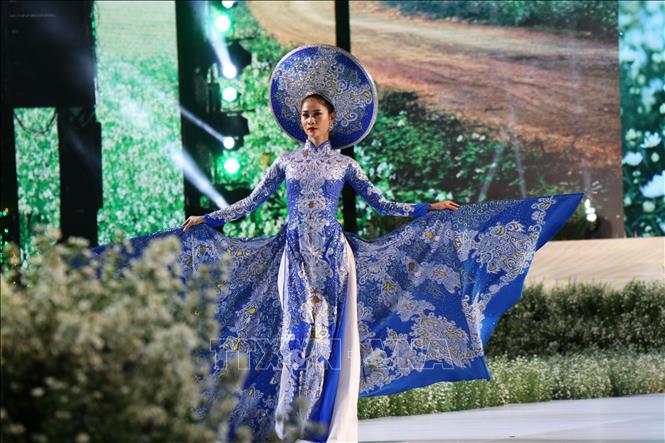 Trong ảnh: Người mẫu trình diễn áo dài trong đêm khai mạc. Ảnh: Gia Thuận – TTXVN 
