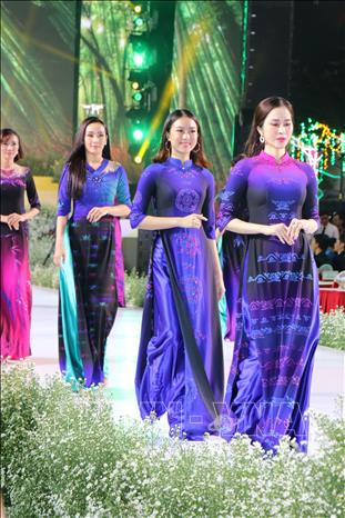 Trong ảnh: Các người mẫu trình diễn áo dài trong đêm khai mạc. Ảnh: Gia Thuận – TTXVN 

