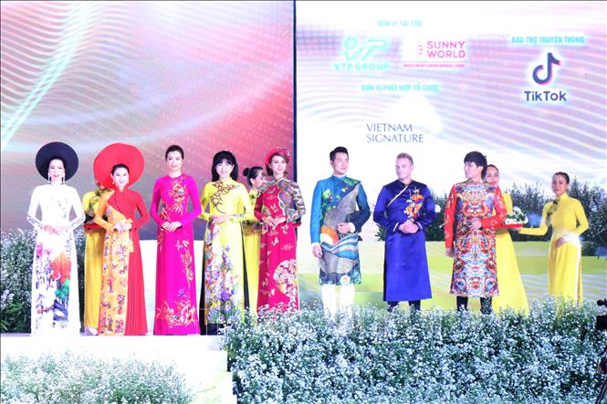 Trong ảnh: Các đại sứ hình ảnh Lễ hội tham gia biểu diễn áo dài. Ảnh: Gia Thuận - TTXVN