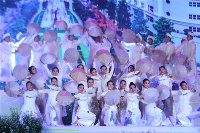 Trong ảnh: Tiết mục biểu diễn chào mừng Lễ hội Áo dài Thành phố Hồ Chí Minh lần 6 - 2019. Ảnh: Gia Thuận - TTXVN 