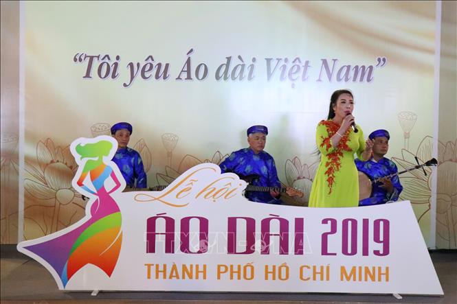 Trong ảnh: Biểu diễn đờn ca tài tử phục vụ khách tham quan trong đêm khai mạc Lễ hội Áo dài. Ảnh: Gia Thuận - TTXVN 