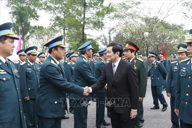 Trong ảnh: Chủ tịch nước Trương Tấn Sang với cán bộ, chiến sĩ Sư đoàn Không quân 371, ngày 19/12/2012. Ảnh: Trọng Đức - TTXVN