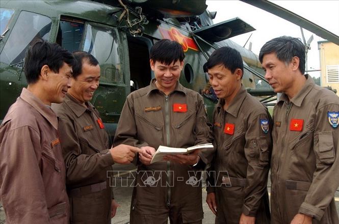 Trong ảnh: Cán bộ chiến sĩ phi đội 2, Trung đoàn 916 (Quân chủng PK - KQ) trao đổi sau giờ bay. Ảnh : Trọng Đức - TTXVN
