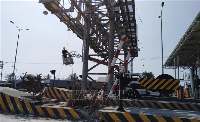 Trong ảnh: Trạm BOT Cai Lậy đang được tu sửa để sẵn sàng hoạt động trở lại. Ảnh: Nam Thái - TTXVN