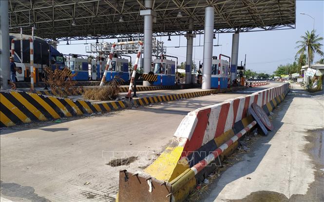 Trong ảnh: Nhiều trang thiết bị của trạm BOT Cai Lậy đã hư hỏng sau hơn 1 năm ngưng hoạt động. Ảnh: Nam Thái - TTXVN